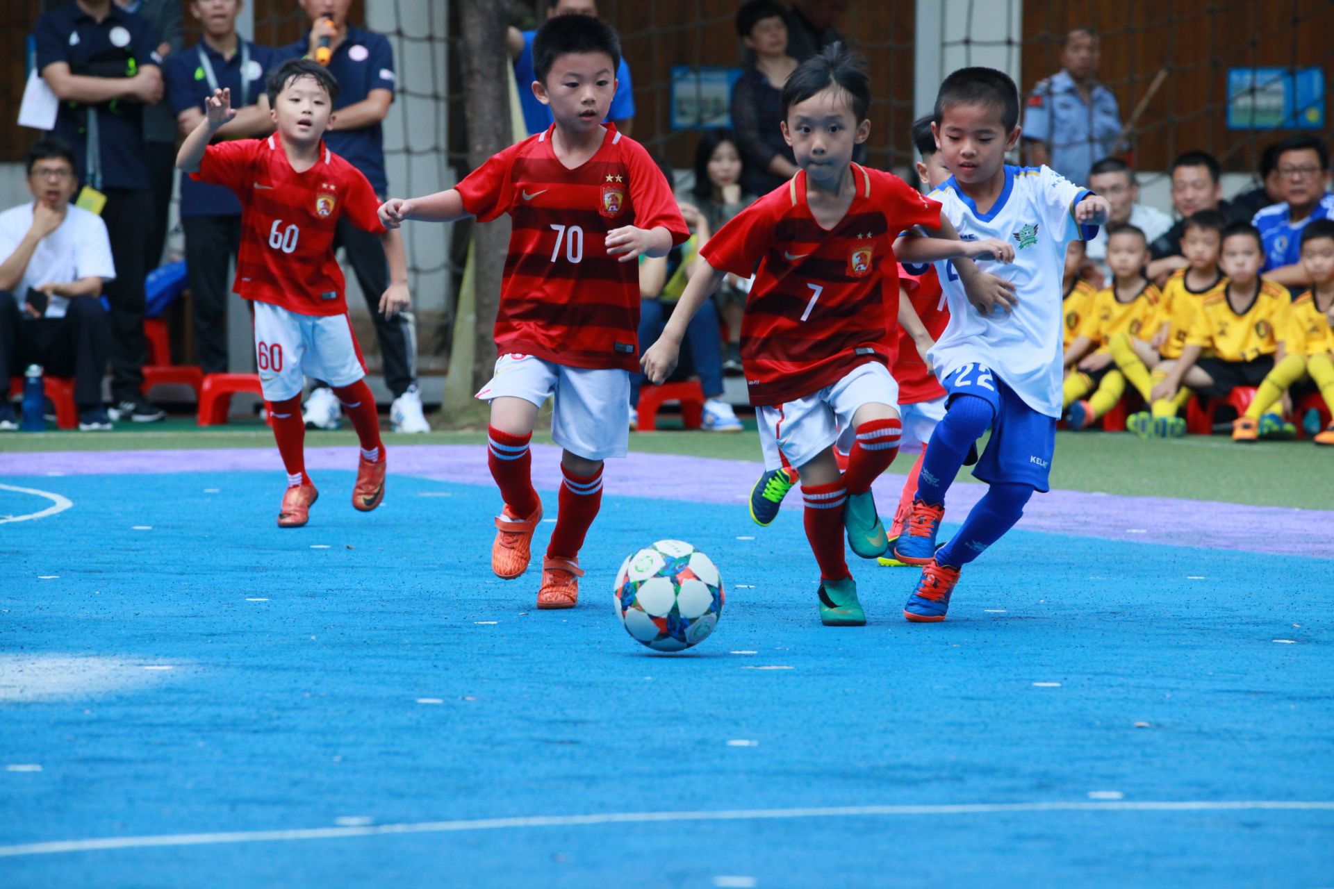 罗齐尔曾请网红看自己打球 皮二爷已关注！（罗齐尔曾邀网红现场看球，皮二爷已关注）