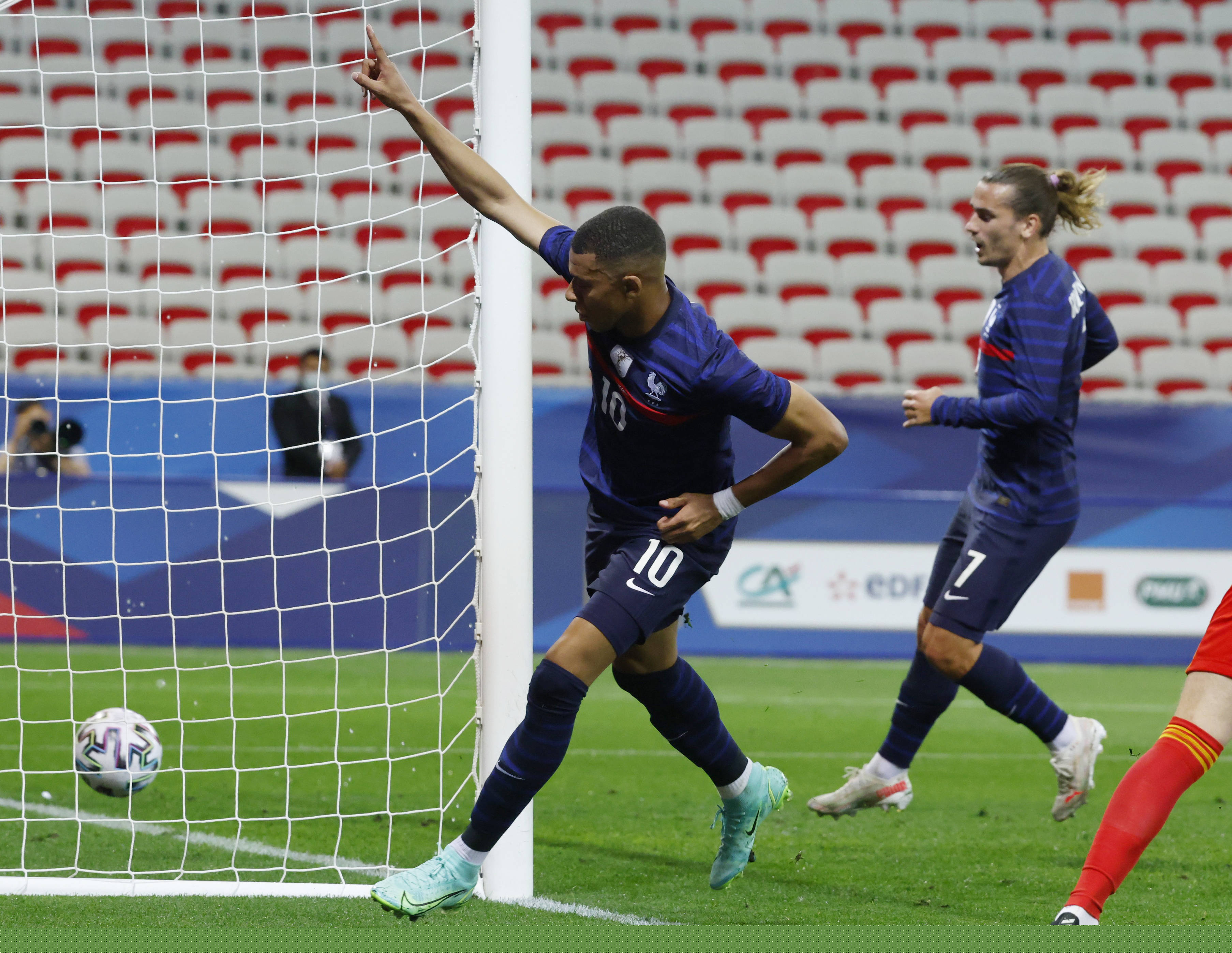 孔帕尼谈乌尔比希：他的性格好训练勤奋，球员会在历史最佳之一的门将身边慢慢成长（孔帕尼盛赞乌尔比希：品格出众、训练自律，在史上最佳门将之一身旁稳步成长）