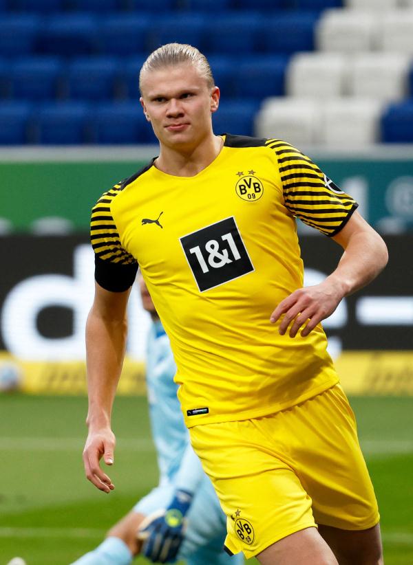 国乒新增一位世界冠军！林诗栋全勤 王楚钦三线作战（国乒再添世界冠军！林诗栋全勤出战，王楚钦三线并进）