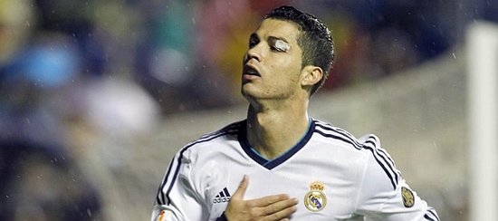 欧联比赛中一球员嘲讽对手鼻子形状，多名队友上前打抱不平（欧联赛场突发口角 球员讥讽对手鼻型 多名队友上前力挺）