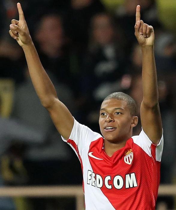 他用表现锁定胜局（凭借出色发挥锁定胜利）