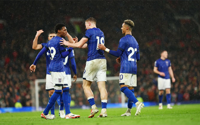 每体：一名巴萨球迷因点燃焰火导致公交车起火被逮捕（每体：巴萨球迷燃放焰火致公交起火，已被警方拘捕）