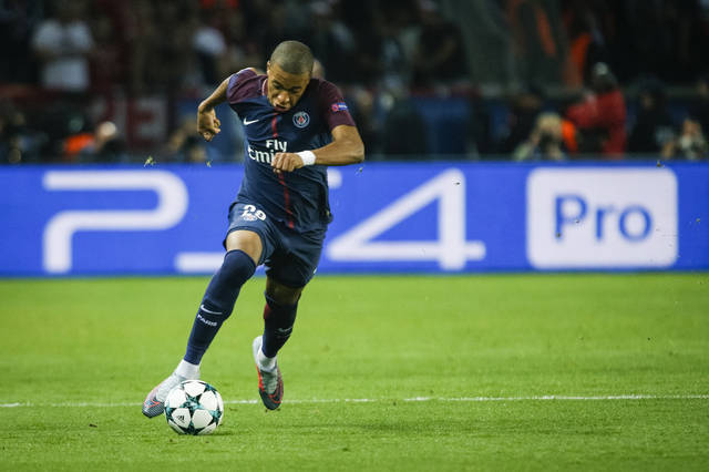 科里纳：正讨论足球中教练喊暂停的可能性，努力寻找解决方案（科里纳：正探讨在足球引入教练暂停的可行性，方案制定加紧推进）